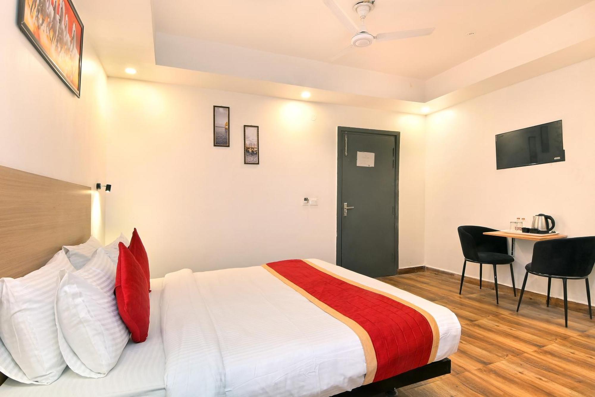 Hotel Red York By Byob Hotels Noida Exterior foto