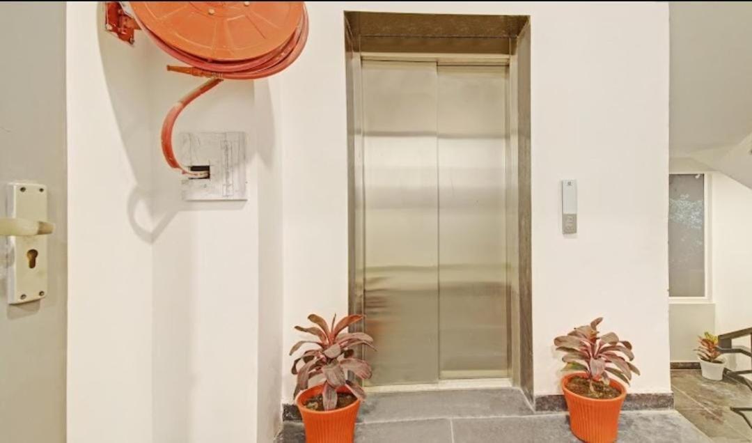 Hotel Red York By Byob Hotels Noida Exterior foto