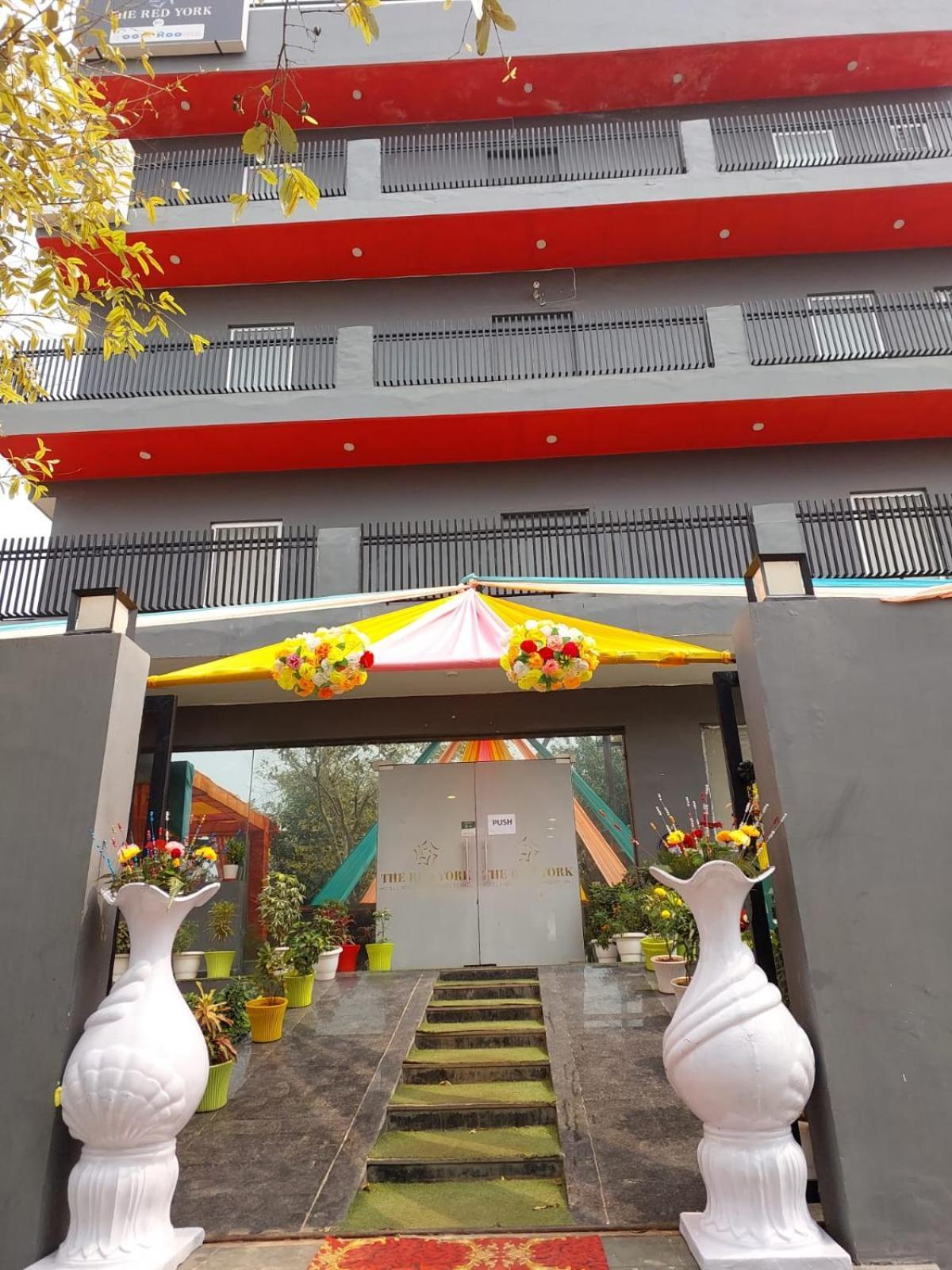 Hotel Red York By Byob Hotels Noida Exterior foto